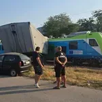 Влак удари тир на жп прелез край Враца (СНИМКИ)