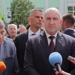По един учебник по литература, история и география за всички ученици!