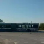 На косъм от трагедия: Камион с арматура потроши градски автобус във Варна (СНИМКА)