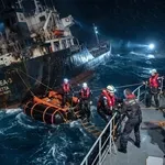 Вятър, дъжд и петметрови вълни са съпътствали спасителната операция на "Челси-3"!