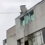 Силен вятър отнесе част от покрива на блок (СНИМКА)