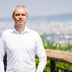 Кандидатът за президент Костадин Костадинов отвори дома си и сподели интересни моменти за себе си