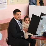 Радостин Василев даде вота си заедно с дъщеря си