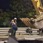 ПРОПАДНА ПЪТ ВЪВ ВАРНА! ВиК авария отвори опасна яма на шосето (СНИМКИ)