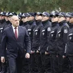 Радев към курсантите на МВР: Не позволявайте на хората със скъпи коли да погазват закона