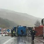 Обърнат камион блокира движението на АМ „Тракия”