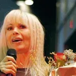 Лили Иванова почерпи верни приятели с торта от ягоди