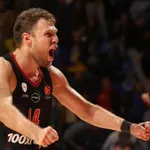 Везенков и Олимпиакос продължават без грешка в Гърция