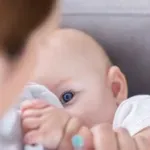 Как да разберете дали бебето получава достатъчно кърма