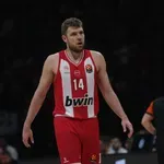 Глобиха и наказаха с един мач Везенков в Гърция