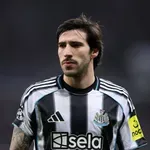 Арсенал атакува звезда на Нюкасъл в последните часове на прозореца