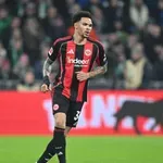 Половин дузина отбори от Висшата лига са по петите на защитник от Айнтрахт