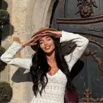 Пола, каубойски ботуш и вързана коса: Олга Модева с модни съвети от Кападокия