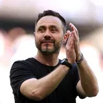 Вадиш си червен картон - получаваш целувка от треньора
