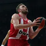 Тежко гостуване на Олимпиакос и Везенков в Евролигата