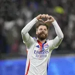 Хърватски защитник на Лион ще играе в Реал Сосиедад