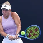 Стародубцева сервира "геврек" на тайландка в Манила