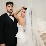 Сълзи от щастие: Близначката Алекс разкри пола на бебето си