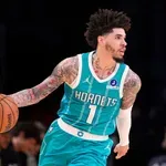 ЛаМело Бол и Шарлът треснаха здраво Лейкърс насред Лос Анджелис