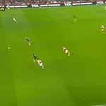 Браян Мбемо изравни след груба грешка в защитата на Арсенал