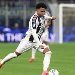 Халф подписа нов договор с Ювентус