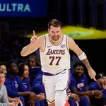 Лука Дончин поведе ЛА Лейкърс към успех в класиката с Никс