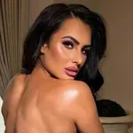Известна красавица направи стриптийз в самолет