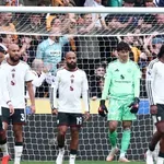 Гари Невил развя жълтия флаг към Манчестър Юнайтед