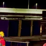 Нечовешко: Как е възможно да плува при такива условия (видео)