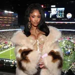 Джейдън Санчо официализира връзката си със секси рапърка