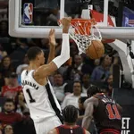 Уембаняма записа най-бързия "дабъл-дабъл" в историята на НБА