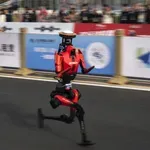 Хуманоиден робот счупи световния рекорд на полумаратон в Пекин (ВИДЕО)