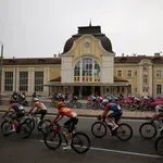 Хаос на финала! Тежко падане изхвърли част от фаворитите в Джирото (ВИДЕО)