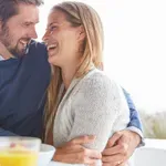 Psiholog, ki proučuje pare, razkriva: 5 preprostih navad za trdnejšo zvezo