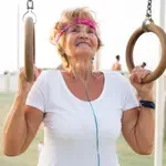 Mislite, da ste prestari, da bi začeli telovaditi? Pri 59 letih ni zmogla deske, pri 76 dela vzgibe!