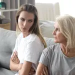 Naporna tašča, tečen brat ali kritična mama? Posledice so hujše, kot si mislite