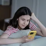 Brskanje po socialnih omrežjih lahko izboljša vaše razpoloženje – odkrijte, kako!