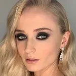 Sophie Turner po ločitvi od Joe Jonasa poljublja svojega soigralca