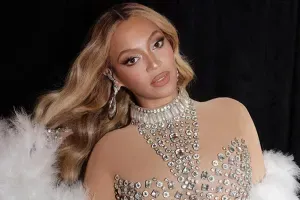 VIDEO: Poglej, kaj naredijo plesalci od Beyoncé, ko pred njo na oder prileti predmet