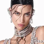 Irina Shayk na Met Gali 2024 oblečena v 84.000 Swarovski kristalov