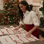 Meghan Markle tarča ostrih kritik: je njena božična tradicija le igra za kamere?