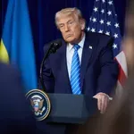 Zakaj vsi povečujejo in analizirajo TO fotografijo Donalda Trumpa