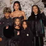 Kim Kardashian zasuta s kritikami: božično darilo otrokom razburilo javnost