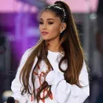 Ariana Grande razkrila ganljiv razlog, zakaj je leta nosila prevelike puloverje in škornje