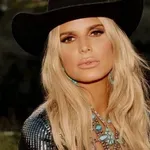 Oboževalci šokirani: Jessica Simpson z novo temno pričesko skoraj neprepoznavna!