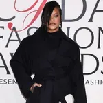 ŠOK! Ženska streljala v Rihannin dom, ko je bila zvezdnica doma