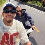 VIDEO: Kim Kardashian skoraj padla med selfijem z Lewisom Hamiltonom