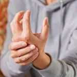 Revmatoidni artritis: kako se znebiti prvih znakov?