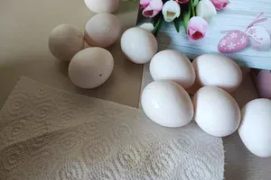 Kako iz jajc izbrisati vtisnjene številke in skuhati jajca, da ne počijo?