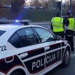Motociklista udario u grupu pješaka u Hadžićima, jedna osoba poginula, tri prevezene na KCUS
